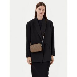 Torebka Calvin Klein. Brązowe listonoszki Calvin Klein, bez wzorów, bez dodatków. Za 269.99 zł.