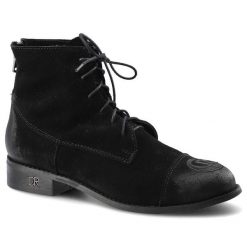 Botki damskie Carinii, wykonane z materiału o zamszowej strukturze z wysoką cholewką wiązaniem na przodzie oraz niskim obcasem, czarne, B5588-CR-H20-. Czarne botki Carinii, na jesień, bez wzorów, z jeansu, przed kolano, bez obcasa, na płaskiej podeszwie, bez zapięcia. Za 279.00 zł.