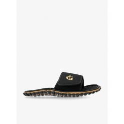 Klapki Gumbies Strider Slides. Czarne klapki Gumbies, bez wzorów, bez obcasa. Za 114.99 zł.