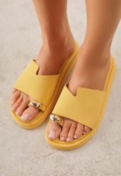 Żółte Klapki Typu Japonki z Metaliczną Ozdobą Samrina. Żółte klapki Born2be, z aplikacjami, z jeansu, bez obcasa, na płaskiej podeszwie. Za 79.99 zł.