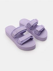 Klapki na platformie z materiałowymi paskami na rzep - fioletowy. Fioletowe klapki Sinsay, bez wzorów, z materiału, bez obcasa, na platformie. Za 39.99 zł.