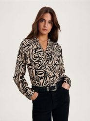 Koszula z wiskozy - beżowy. Brązowe koszule Reserved, l, bez wzorów, z wiskozy, bez kołnierzyka, bez ramiączek. W wyprzedaży za 59.99 zł.