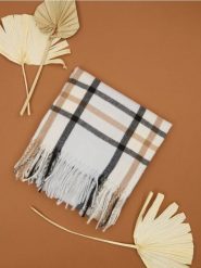 Szalik z frędzlami - wielobarwny. Szaliki Sinsay, bez wzorów. Za 29.99 zł.