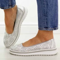 Srebrne ażurowe skórzane baleriny damskie S.Barski 7038. Szare baleriny S.BARSKI, w ażurowe wzory, z jeansu, z okrągłym noskiem, bez obcasa, na płaskiej podeszwie. Za 229.00 zł.