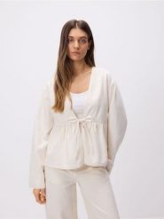 Jeansowa marynarka z wiązaniem - złamana biel. Marynarki i żakiety Reserved, l, bez wzorów, z bawełny. Za 139.99 zł.