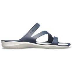 Klapki damskie Crocs Swiftwater. Białe klapki Crocs, bez wzorów, z materiału, bez obcasa. Za 229.00 zł.