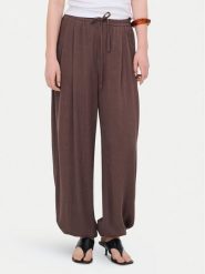 ONLY Spodnie materiałowe Siesta 15373197 Brązowy Regular Fit. Brązowe szorty Only, bez wzorów, z materiału. Za 169.99 zł.