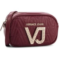 Torebka VERSACE JEANS - E1VSBBI1 70784 331. Czerwone listonoszki Versace Jeans, bez wzorów, z jeansu, wizytowe, bez dodatków. W wyprzedaży za 349.00 zł.