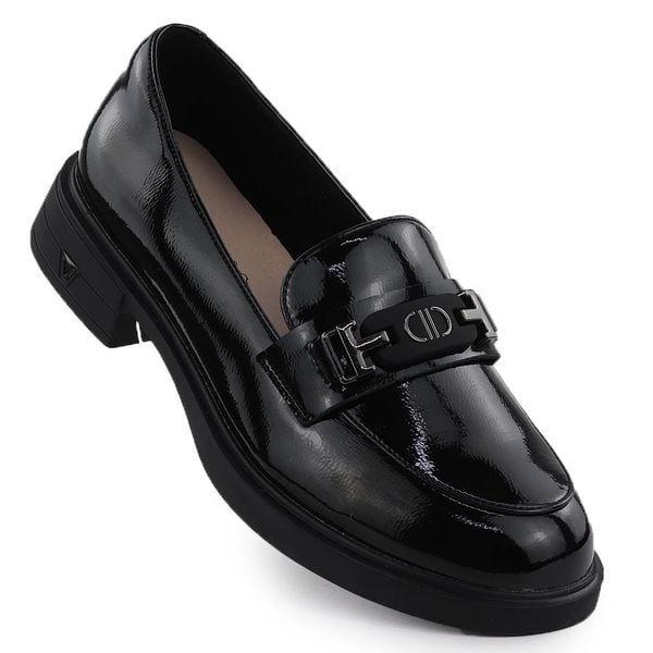 Skórzane półbuty damskie mokasyny lakierowane czarne Vinceza 39957. Czarne mokasyny VINCEZA, z aplikacjami, z lakierowanej skóry, bez obcasa. Za 96.00 zł.