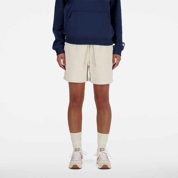 Spodenki damskie New Balance WS41508LIN – beżowe. Brązowe szorty New Balance, bez wzorów, z bawełny, klasyczne, z podwyższonym stanem. Za 279.99 zł.