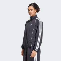 Kultowa bluza dresowa z tkaniny z 3 paskami. Zielone bluzy Adidas, l, bez wzorów, z dresówki, bez kaptura. Za 329.00 zł.