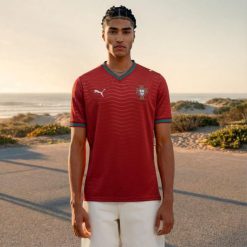 Koszulka piłkarska krótki rękaw Puma Replika Portugalia Mistrzostwa Świata 2026. Czerwone bluzki Puma, s, bez wzorów, z materiału, sportowe, bez kołnierzyka, bez ramiączek. Za 449.99 zł.