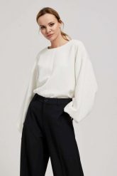 Bluza z bufiastymi rękawami perłowa. Białe bluzy MOODO, l, bez wzorów, z elastanu, bez kaptura. W wyprzedaży za 53.99 zł.