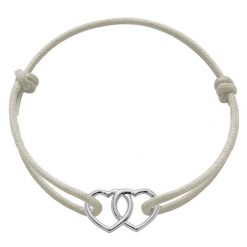 Bransoletka z ze srebrnymi złączonymi ażurowymi sercami na grubym perłowym sznurku. Białe bransoletki Lilou, z perłą, srebrne. Za 119.00 zł.
