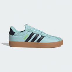 Buty VL Court 3.0. Fioletowe obuwie sportowe Adidas, bez zapięcia, trekkingowe. W wyprzedaży za 213.85 zł.