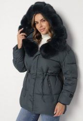 Ciemnozielona Kurtka z Pikowanymi Przeszyciami i Kapturem z Futerkiem Galiadia. Zielone kurtki sportowe Born2be, l, bez wzorów, z jeansu, trekkingowe. Za 229.99 zł.
