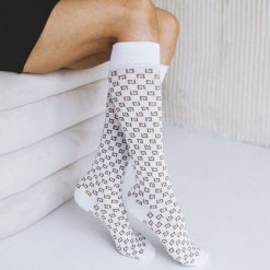 Białe podkolanówki damskie 208 fashion gg. Białe skarpety Milena, bez wzorów, z bawełny. Za 18.90 zł.