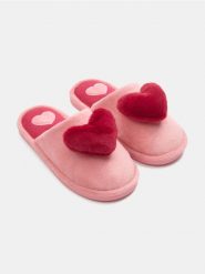 Kapcie z elementami 3D - różowy. Czerwone obuwie domowe Sinsay, bez wzorów, bez zapięcia. Za 29.99 zł.