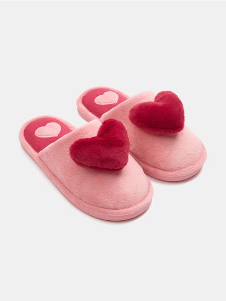 Kapcie z elementami 3D - różowy. Czerwone obuwie domowe Sinsay, bez wzorów, bez zapięcia. Za 29.99 zł.