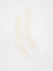 Ażurowe skarpetki - złamana biel. Skarpety Reserved, w ażurowe wzory. W wyprzedaży za 22.99 zł.