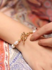 L'Atelier de Gaia Pozłacana bransoletka z perłami rozmiar: onesize. Białe bransoletki L'Atelier de Gaia, z perłą, pozłacane. Za 101.95 zł.