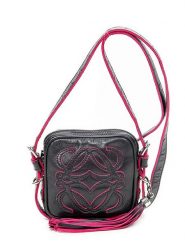 Loewe Skórzana torebka w kolorze czarnym - 14 x 13 x 4 cm rozmiar: onesize. Czarne torby na ramię Loewe, bez wzorów, z materiału, na ramię, bez dodatków. Za 3,131.99 zł.