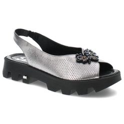 Srebrne Sandały Karino Eleganckie Obuwie Damskie. Szare sandały Karino, bez wzorów, z jeansu, eleganckie, bez obcasa, bez zapięcia. Za 329.00 zł.