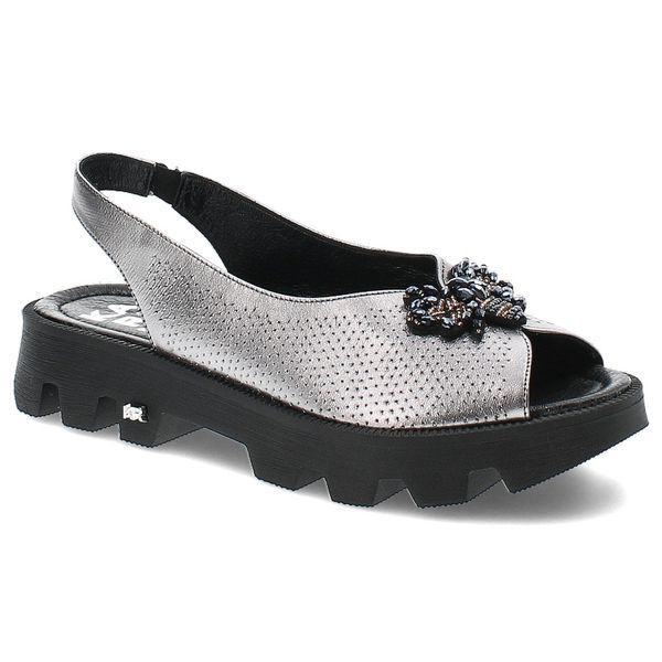 Srebrne Sandały Karino Eleganckie Obuwie Damskie. Szare sandały Karino, bez wzorów, z jeansu, eleganckie, bez obcasa, bez zapięcia. Za 329.00 zł.
