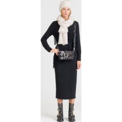 CZARNA SUKIENKA TRUSARDI JEANS Z FRĘDZLAMI. Czarne sukienki Trussardi Jeans, na imprezę, l, z aplikacjami, z jeansu, bez kołnierzyka, bez ramiączek, midi, dopasowane. Za 274.50 zł.