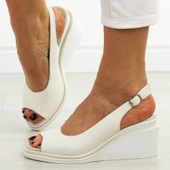 Białe skórzane sandały damskie S.Barski 539. Białe sandały S.BARSKI, bez wzorów, ze skóry, klasyczne, bez obcasa, na koturnie, bez zapięcia. Za 229.00 zł.