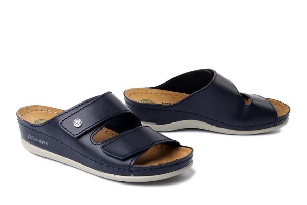 DR. BRINKMANN 700777-05 blau, klapki damskie. Niebieskie klapki Dr. Brinkmann, bez wzorów, ze skóry, bez obcasa. Za 229.90 zł.