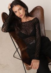 Czarna Koronkowa Bluzka na Długi Rękaw z Dekoltem Typu Łódka Themenea. Czarne bluzki Born2be, m, bez wzorów, z jeansu, biznesowe, bez kołnierzyka, bez ramiączek. Za 69.99 zł.