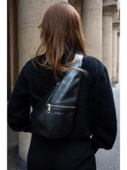 Victor & Hugo Paris Skórzana saszetka "Balt" w kolorze czarnym - 35 x 30 x 10 cm rozmiar: onesize. Czarne torby na ramię Victor & Hugo Paris, bez wzorów, z materiału, sportowe, przez ramię, bez dodatków. Za 304.99 zł.