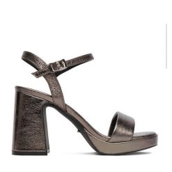 Sandały DeeZee. Szare sandały DeeZee, bez wzorów, bez obcasa, na słupku, bez zapięcia. Za 159.99 zł.