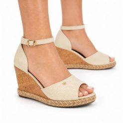 Sandały damskie do chodzenia Wrangler LORETTA WOMEN WEDGE. Brązowe sandały Wrangler, bez wzorów, z materiału, eleganckie, bez obcasa, na koturnie, bez zapięcia. Za 219.00 zł.