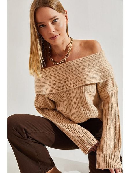 Bianco Lucci Sweter w kolorze jasnobrązowym rozmiar: onesize. Brązowe swetry Bianco Lucci, bez wzorów, ze splotem, bez ramiączek. Za 52.45 zł.
