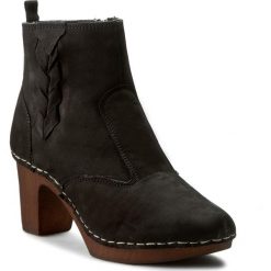 Botki MANITU - 961578 Schwarz 1. Czarne botki Manitu, bez wzorów, z materiału, bez obcasa, na obcasie, bez zapięcia. W wyprzedaży za 279.00 zł.