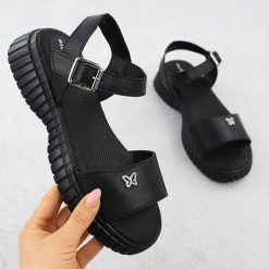 Skórzane sandały damskie na grubej podeszwie z motylkiem czarne Filippo DS6811. Czarne sandały Filippo, bez wzorów, ze skóry, bez obcasa, bez zapięcia. Za 179.99 zł.