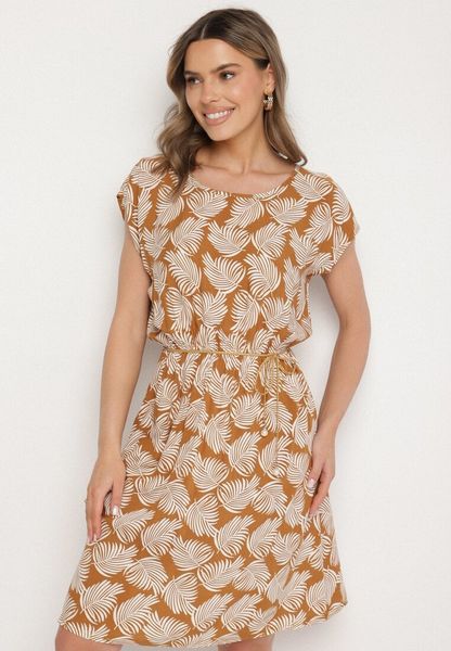 Beżowa Sukienka o Rozkloszowanym Kroju z Gumką w Pasie i Krótkim Rękawem Serive. Brązowe sukienki Born2be, na co dzień, l, bez wzorów, eleganckie, bez kołnierzyka, bez ramiączek, midi, rozkloszowane. Za 49.99 zł.