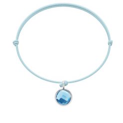 Bransoletka z posrebrzaną zawieszką z niebieskim kryształem na cienkim błękitnym sznurku. Niebieskie bransoletki Lilou, posrebrzane. Za 109.00 zł.