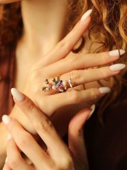 Pierres delicates Pozłacany pierścionek z perłą i kamieniami szlachetnymi rozmiar: onesize. Białe pierścionki Pierres delicates, z ametystem, pozłacane. Za 43.99 zł.