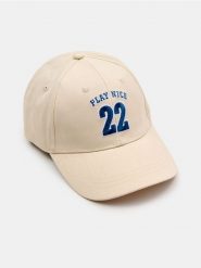 Bawełniana czapka z haftowanym nadrukiem - kremowy. Białe czapki Sinsay, bez wzorów, z bawełny. Za 19.99 zł.