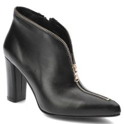 Czarne Botki Simen Modne Buty Damskie. Czarne botki Simen, bez wzorów, ze skóry, bez obcasa, na obcasie, bez zapięcia. Za 433.99 zł.