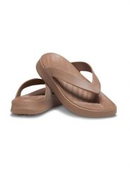 Crocs Japonki "Getaway Flip" w kolorze jasnobrązowym rozmiar: 39/40. Brązowe klapki Crocs, bez wzorów, z otwartym noskiem, bez obcasa. Za 116.95 zł.
