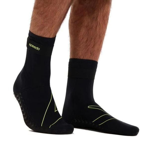 Skarpetki sportowe do pływania skarpety ocieplane Speedo Swim Socks. Czarne skarpety Speedo, bez wzorów. Za 179.99 zł.