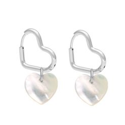 Posrebrzane kolczyki w kształcie serca z zawieszką z masy perłowej. Białe kolczyki Lilou, z perłą, posrebrzane. Za 397.00 zł.