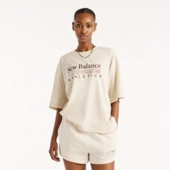 Koszulka damska New Balance WT6297MKLIT – beżowa. Brązowe bluzki New Balance, s, bez wzorów, z materiału, eleganckie, bez kołnierzyka, bez ramiączek. Za 179.99 zł.