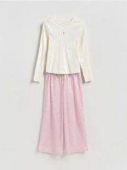 Dwuczęściowa piżama z haftem - lawendowy. Fioletowe piżamy Reserved, bez wzorów, z bawełny, bez ramiączek. Za 139.99 zł.