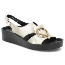 Sandały damskie S. Barski, ze skóry naturalnej licowej na platformie z ozdobą ze sprzączką, złote, KV51-031. Żółte sandały S.BARSKI, z aplikacjami, ze skóry, eleganckie, bez obcasa, na koturnie, bez zapięcia. Za 149.00 zł.