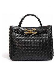 SUVRAI Torebka w kolorze czarnym - 30 x 23 x 13 cm rozmiar: onesize. Czarne torby na ramię SUVRAI, bez wzorów, z materiału, przez ramię, bez dodatków. Za 130.99 zł.